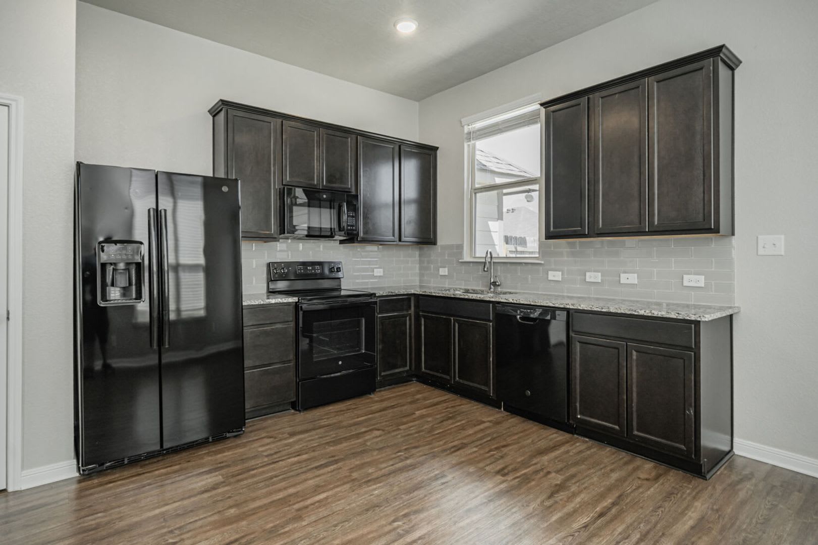 Spacious Single-Family Home Available Now! – photo 5