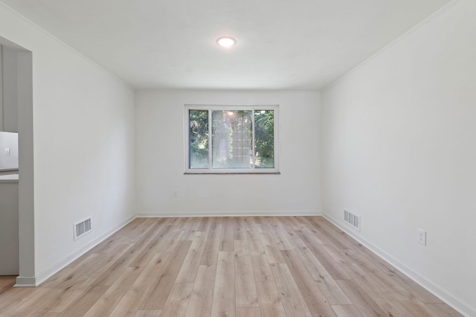 READY FOR MOVE IN! Don't miss this RENOVATED 2 bedroom in BEECHVIEW! – photo 5