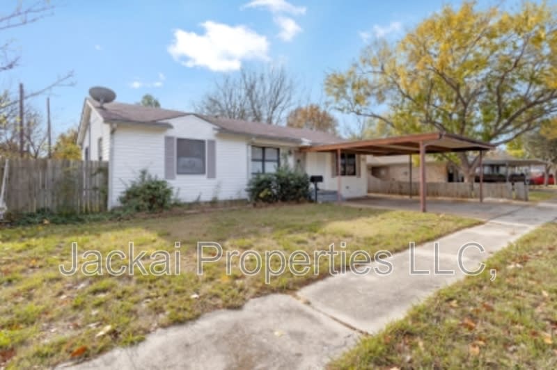 814 East Centennial Street – photo 4