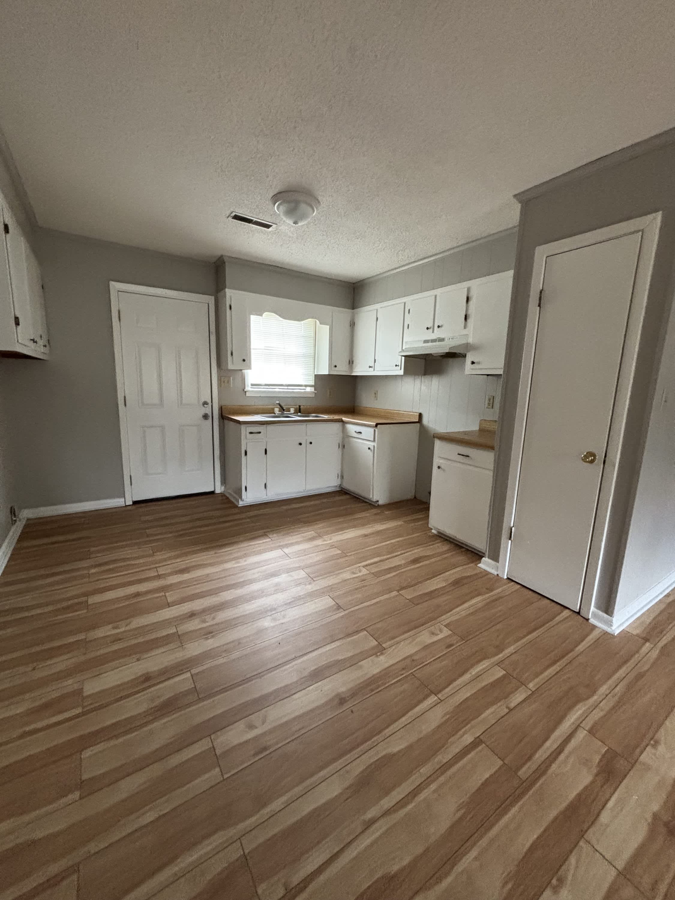 221 College St – photo 2