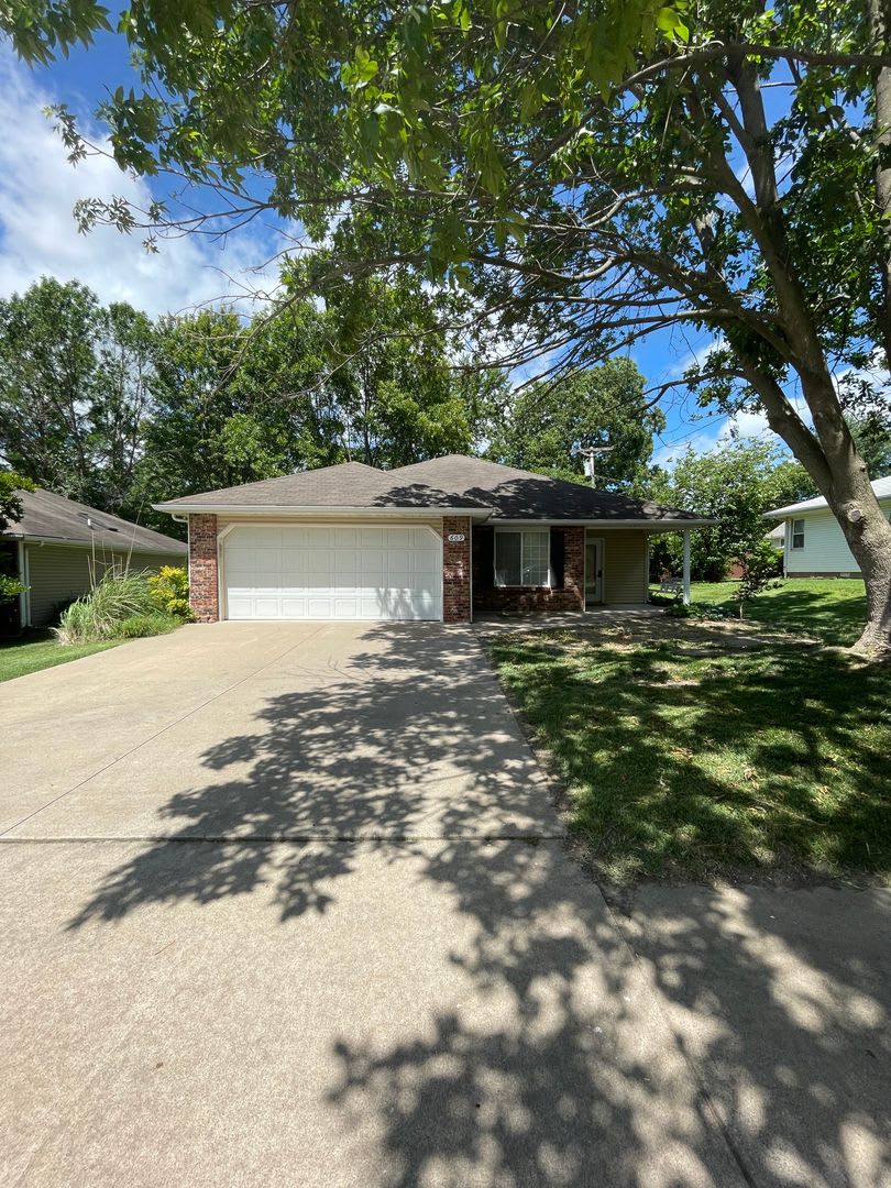 Super Nice 3bed, 2bath house with 2 car garage in Central Location – photo 2