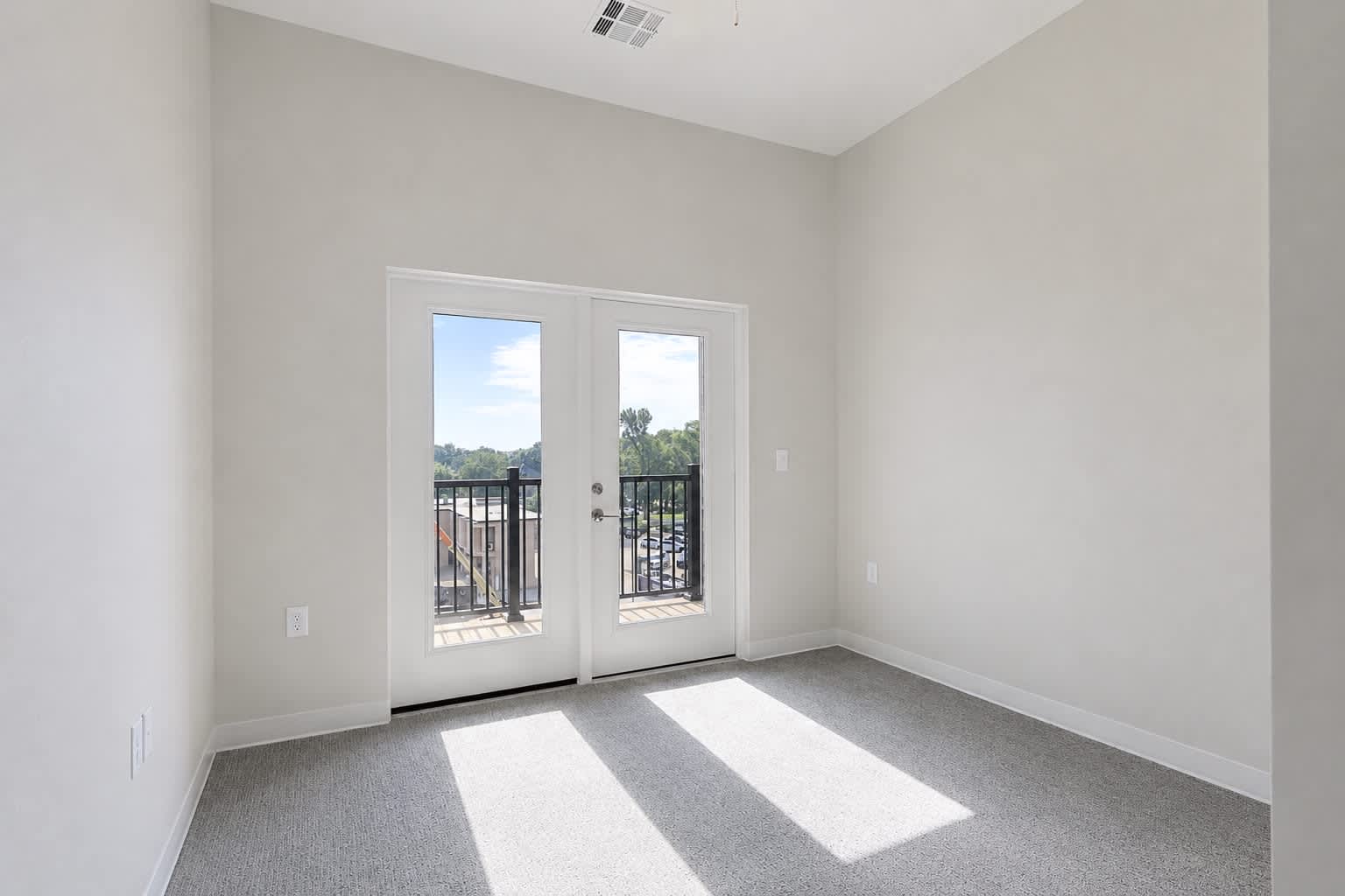 727 Poyntz Avenue Apartment 205 – photo 2