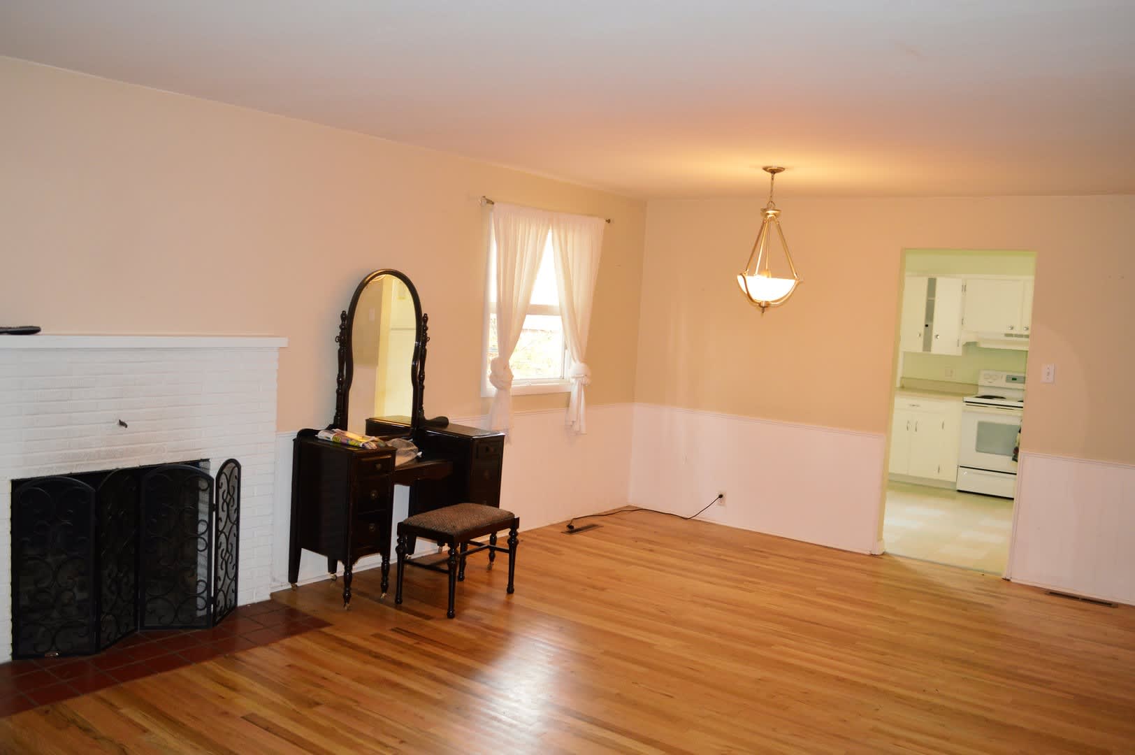 Charming 3 Bed/1.5 Bath in Desirable College Heights Location! – photo 3