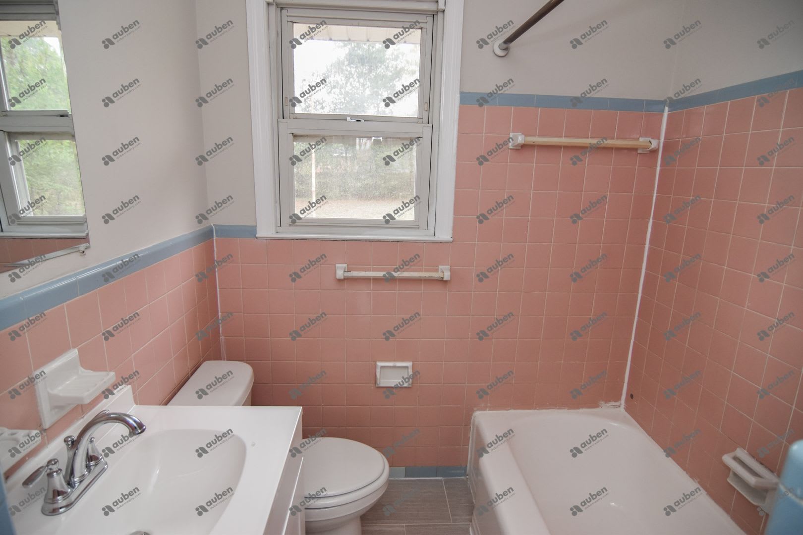 1 100 3 Br 1 Ba Move In Ready – photo 2
