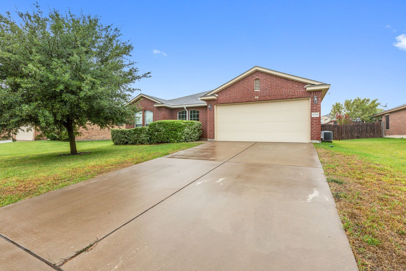 Open Concept living in MIDWAY ISD – photo 2
