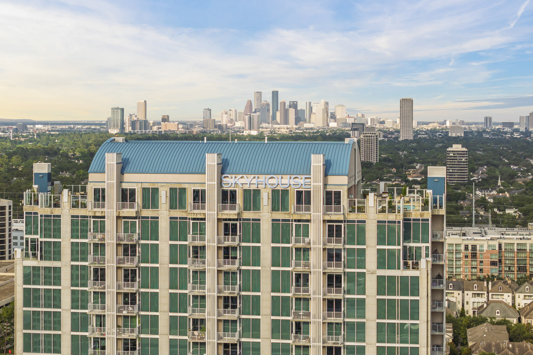 SkyHouse River Oaks Apartments – photo 1