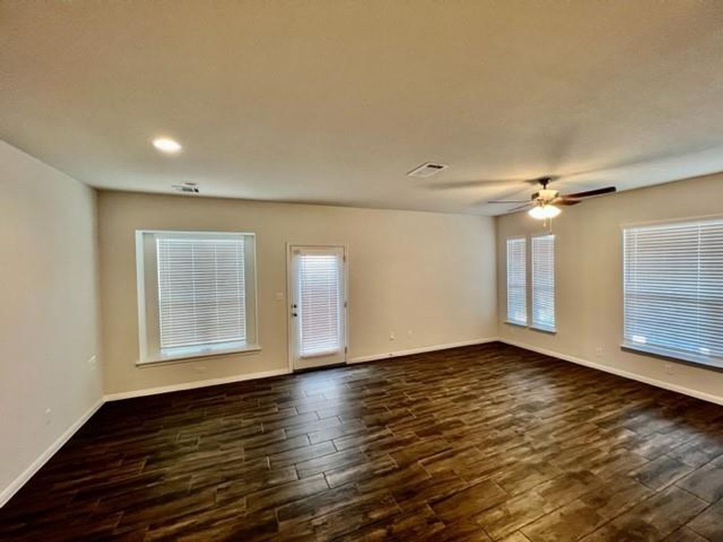 Beautiful Free standing Single Story Sorrento Condominium Home 3-2 with 2 car Garage / Pflugerville – photo 4