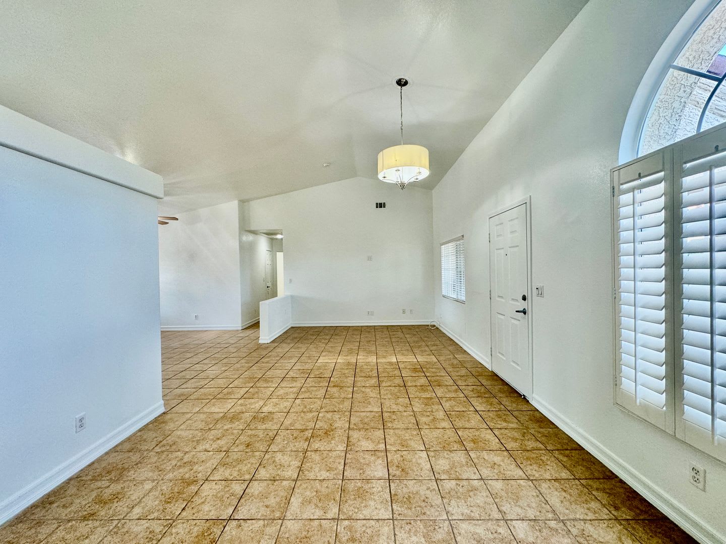 Charming 2 bedroom home in northwest. Very open floorplan. – photo 2