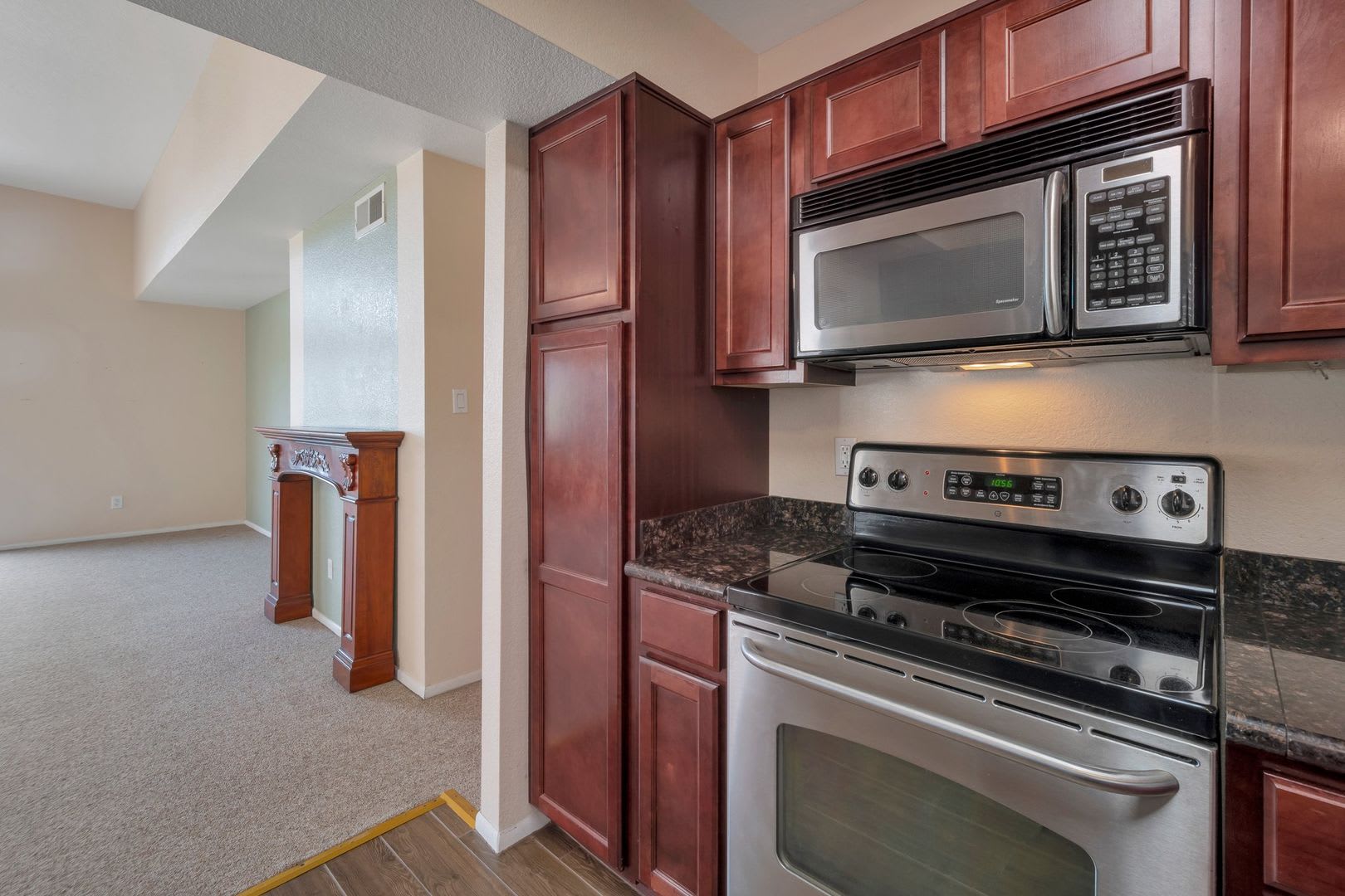 Stunning 2-bedroom, 2-bathroom house located in the desirable area of Scottsdale, AZ. – photo 5