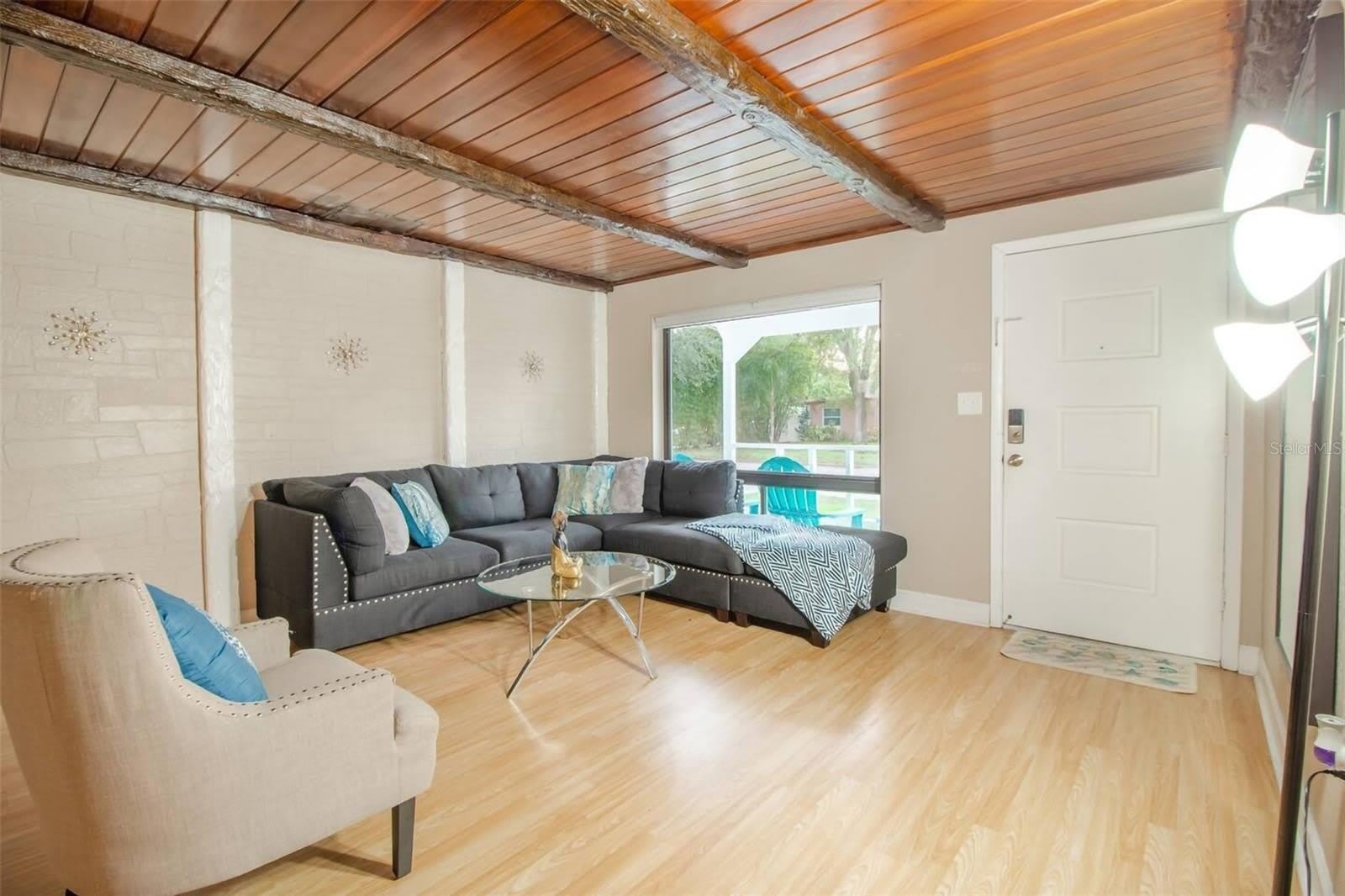1245 Catalpa Ln – photo 2