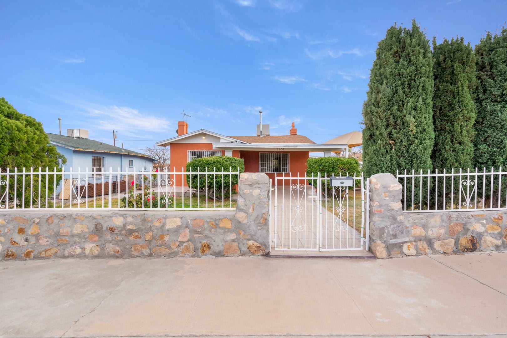 ELEGANT RENOVATED HOME VERY CLOSE TO FORT BLISS – photo 2