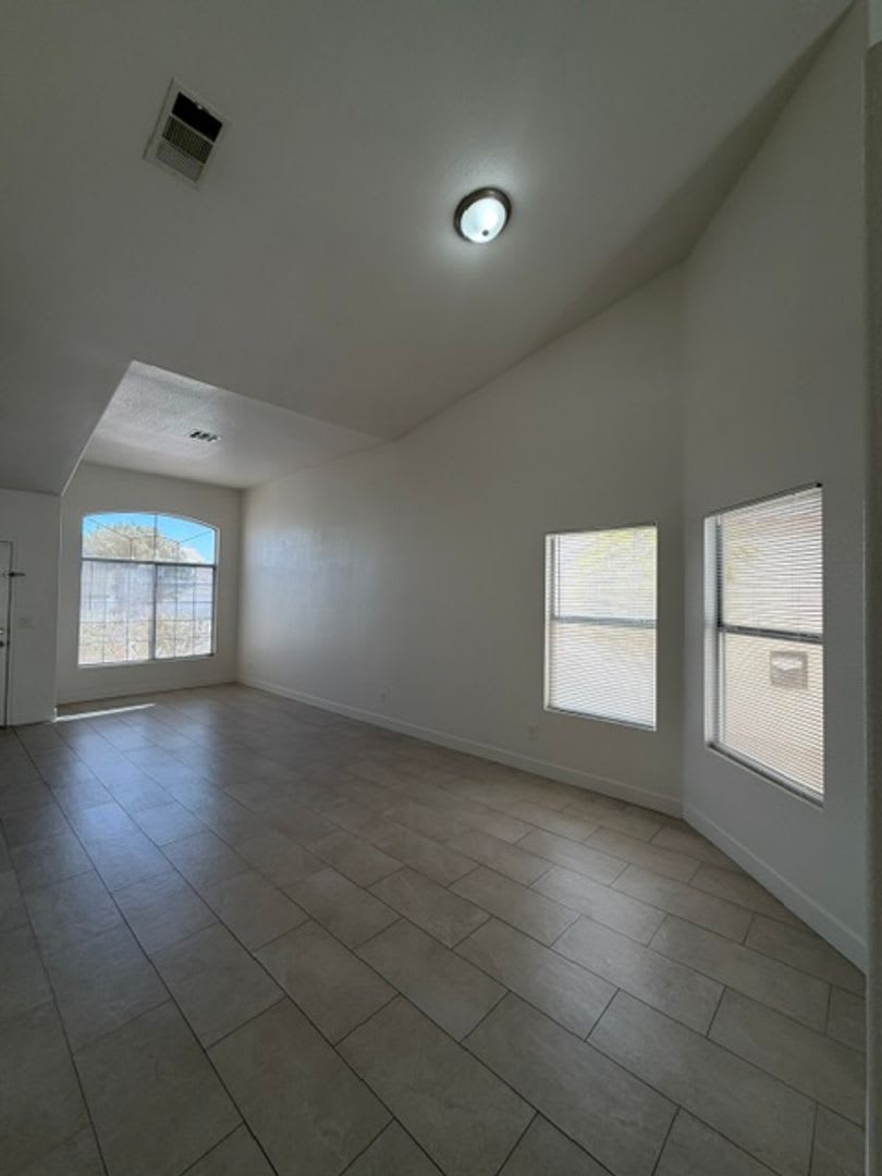 RARE SINGLE STORY HOUSE. 3 BED/2 BATH. FRESH PAINT AND TILE. – photo 4