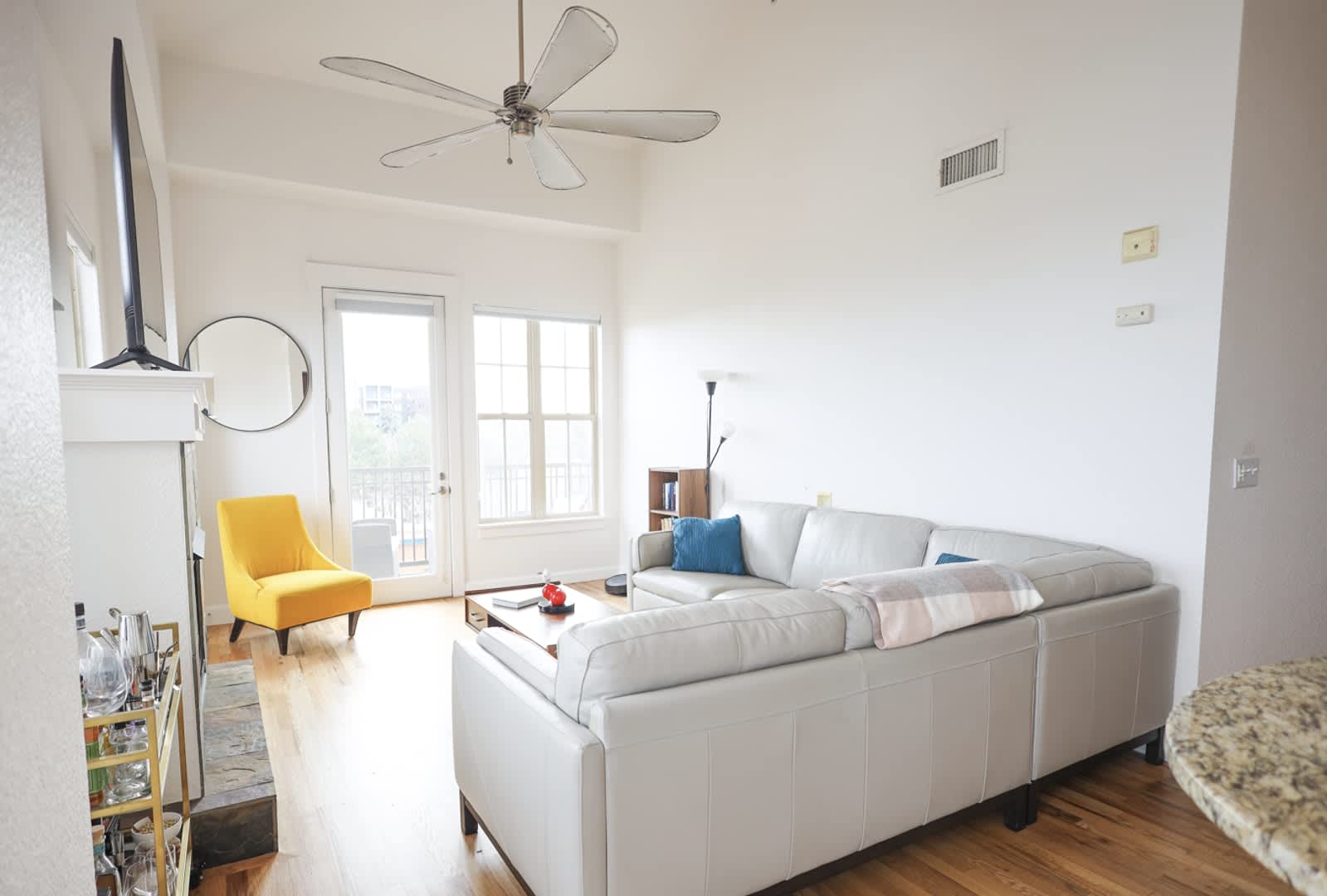 Penthouse Unit Location Location Location Featuring Vaulted Ceilings Major Updates And Move In Special – photo 4