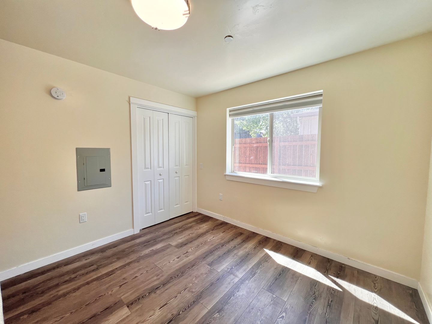 CHECK OUT THIS COZY STUDIO APARTMENT NEAR DOWNTOWN SISTERS! – photo 2