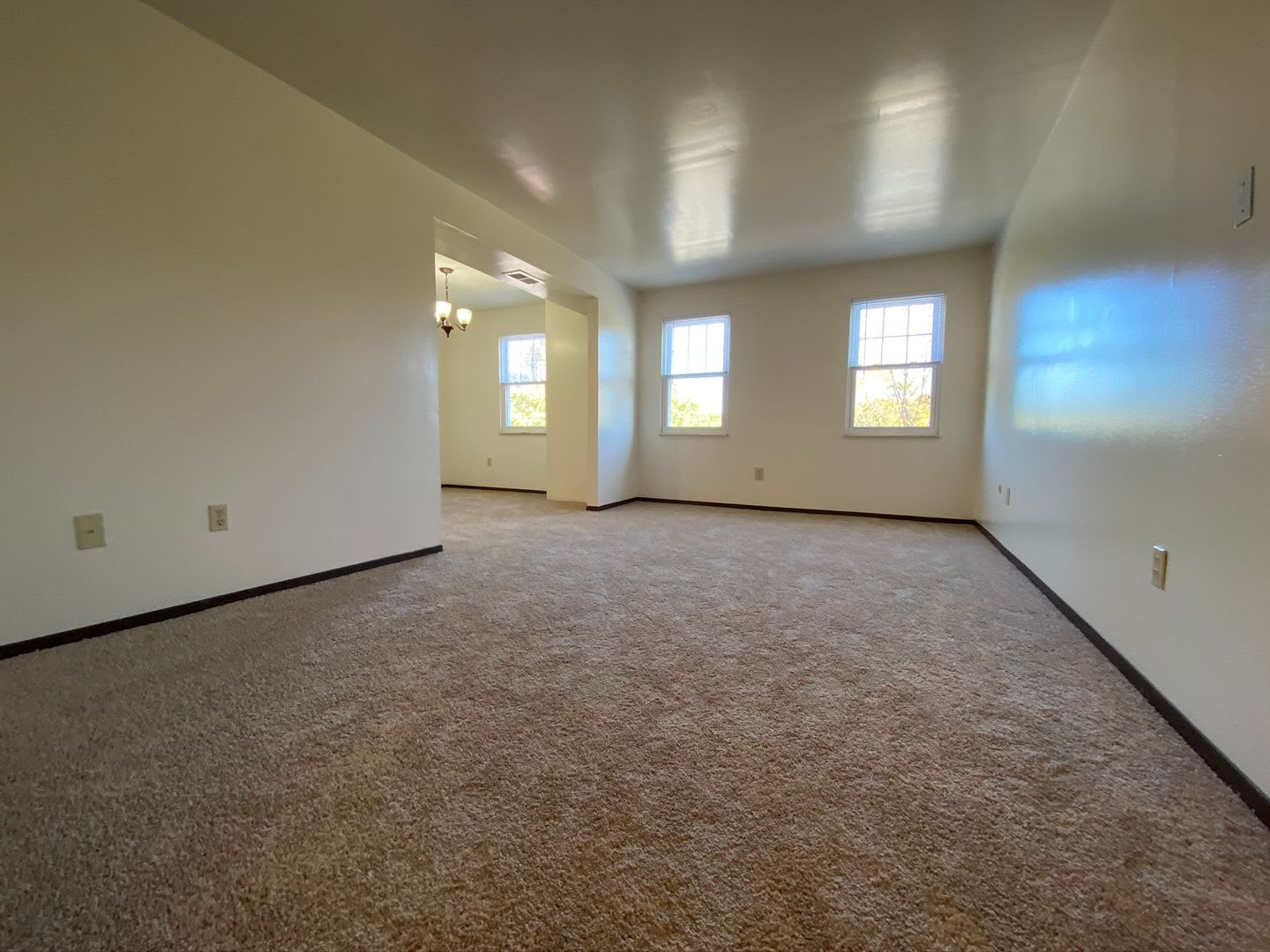 North Hills 2 BR Apartment! Perfect Location – photo 2