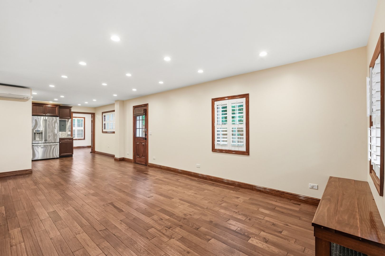 Charming 3 Bdrm, 3 Bath Renovation with Private Driveway & Outdoor Space – photo 5
