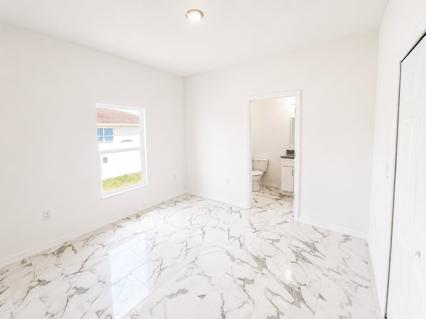 Location Location Location Newer 2 Bedroom 2 Bathroom Move In Ready – photo 2