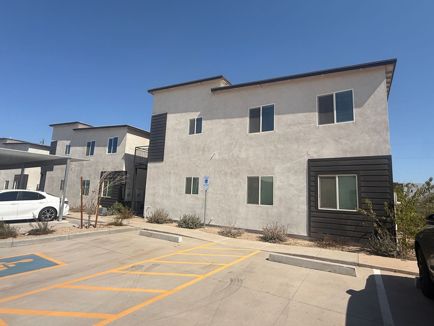 Newer Condo Built 2025, 3 bed, 2 bath, Vinyl wood floors, White cabinets, Quartz Counter tops – photo 2