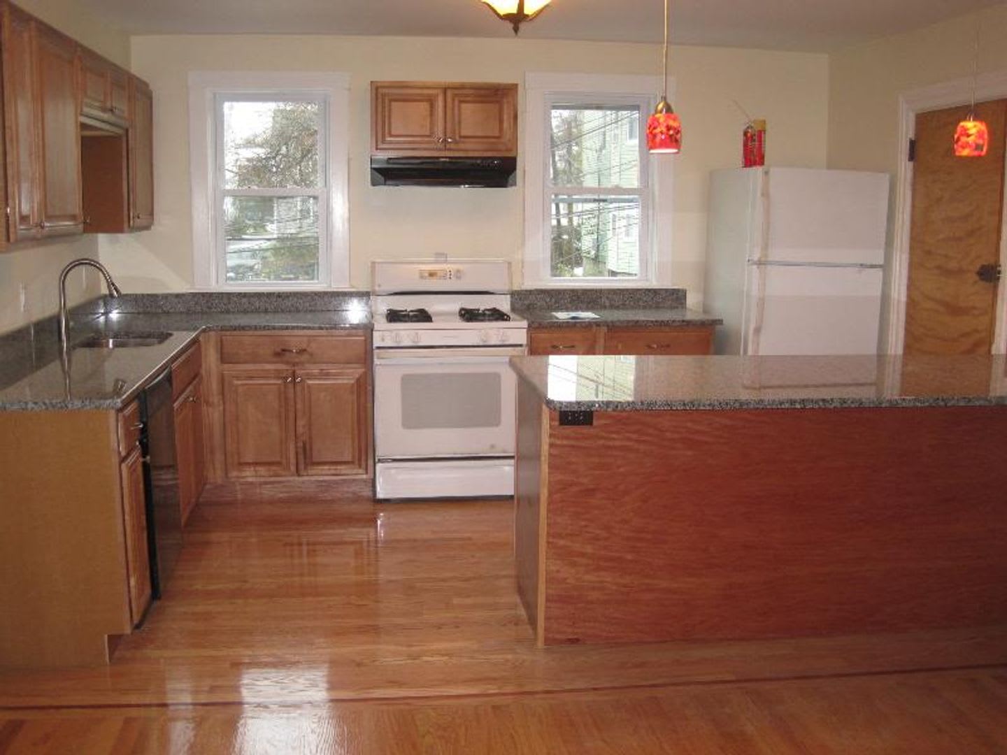 Nicely renovated 3 bed unit at an unbeatable price! – photo 1