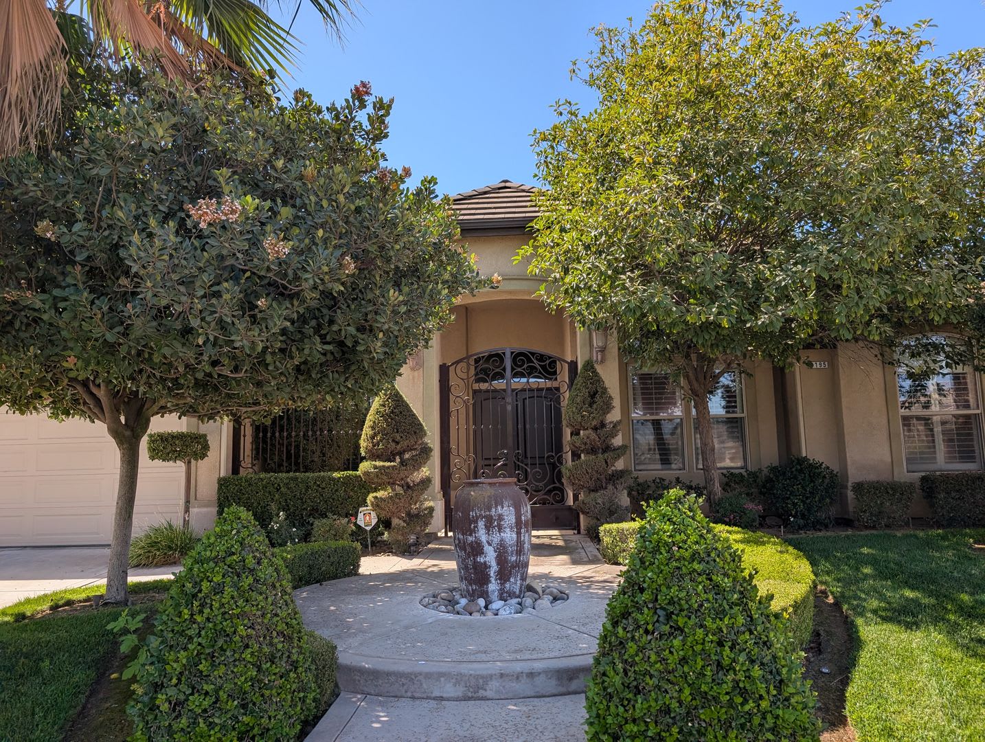 Executive Home Offering A Wonderful Floor Plan Spacious Bedrooms Upgraded Amenities A Large Lot 4 Car Garage And Upgraded Fixtures – photo 3