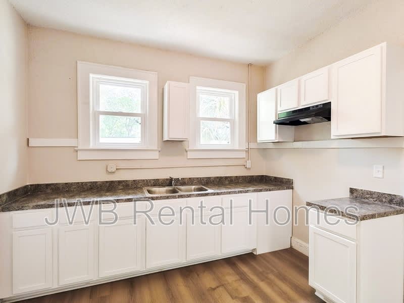 947 Kenmore St – photo 2