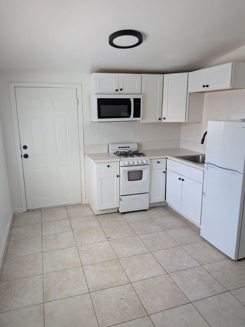 Central Tucson 1-Bed Rental with Rare Private Fenced Yard – photo 4