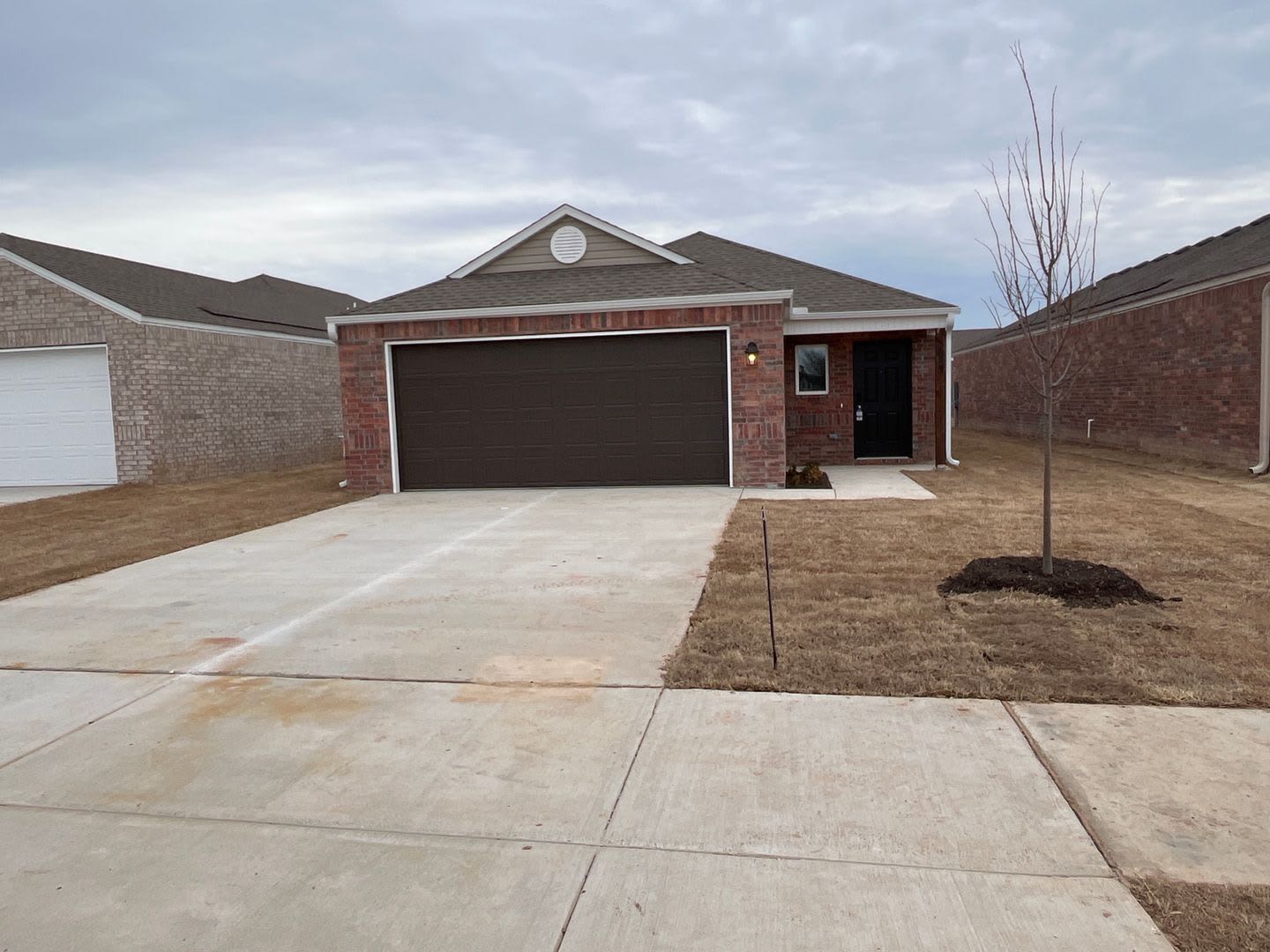 Pre-Leasing! Charming 3-Bedroom – photo 2