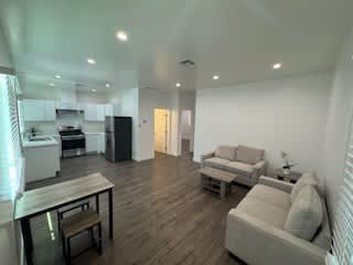 247 1 2 E Adams Blvd – photo 1