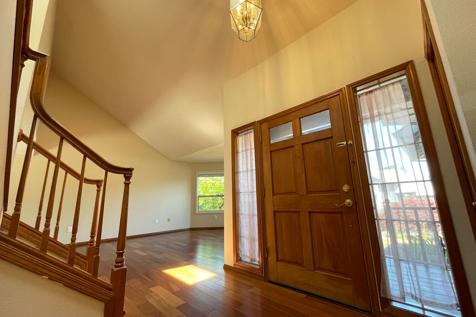 Gorgeous Beaverton home available with attached garage, fenced yard & more! – photo 2