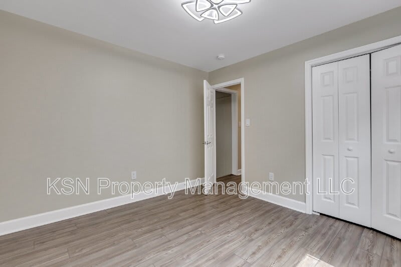 2010 Vermont Avenue – photo 5