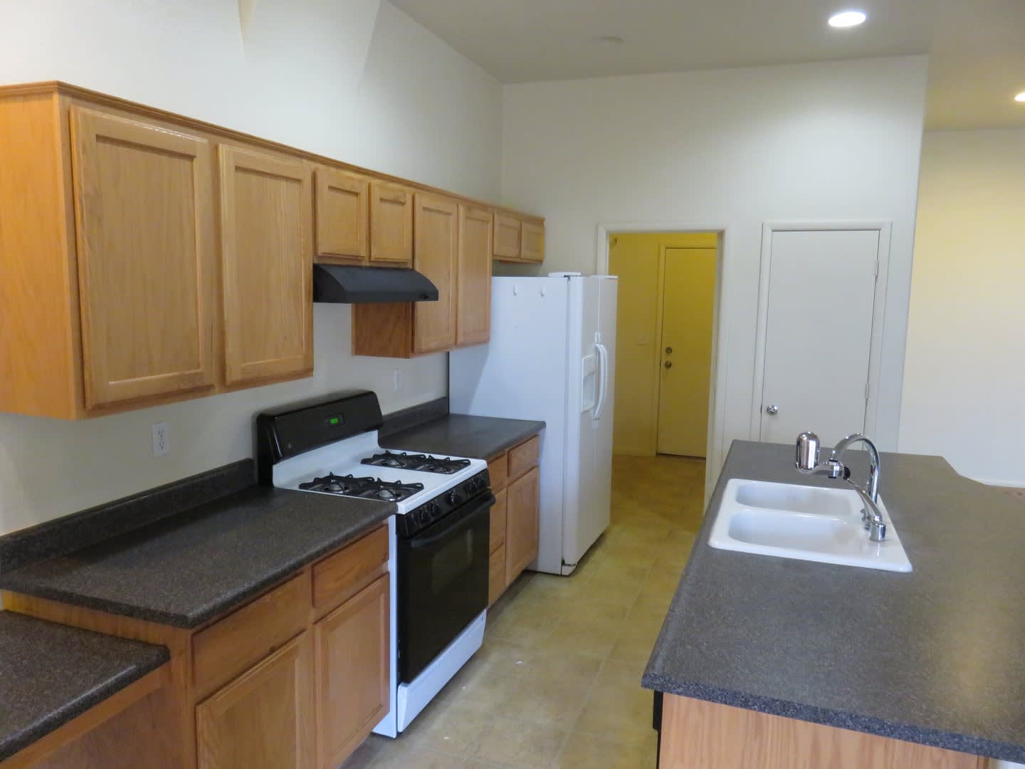 Huge family room with kitchen nicely tucked in the middle. – photo 3