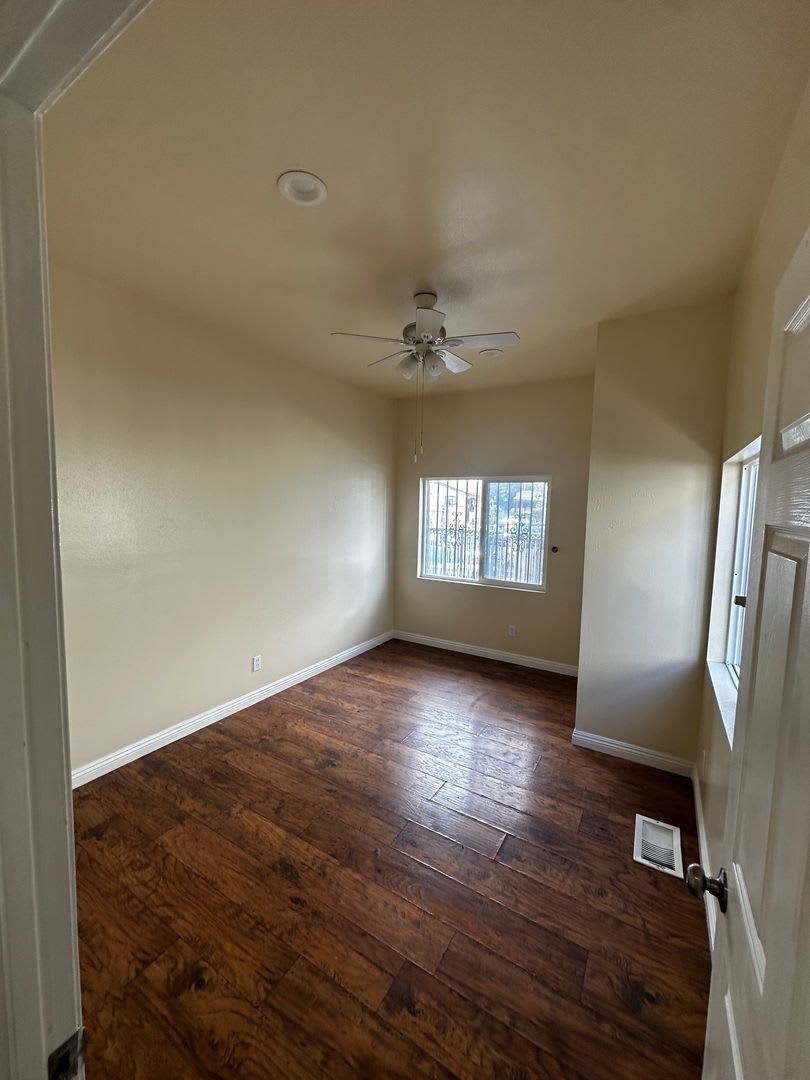 Welcome to 750 E 40th Pl – photo 3