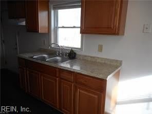 718 W Queen Street – photo 4