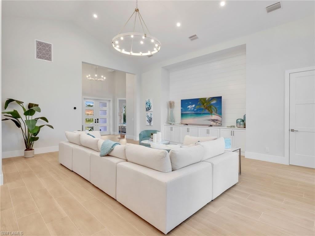 685 6th Ave – photo 4