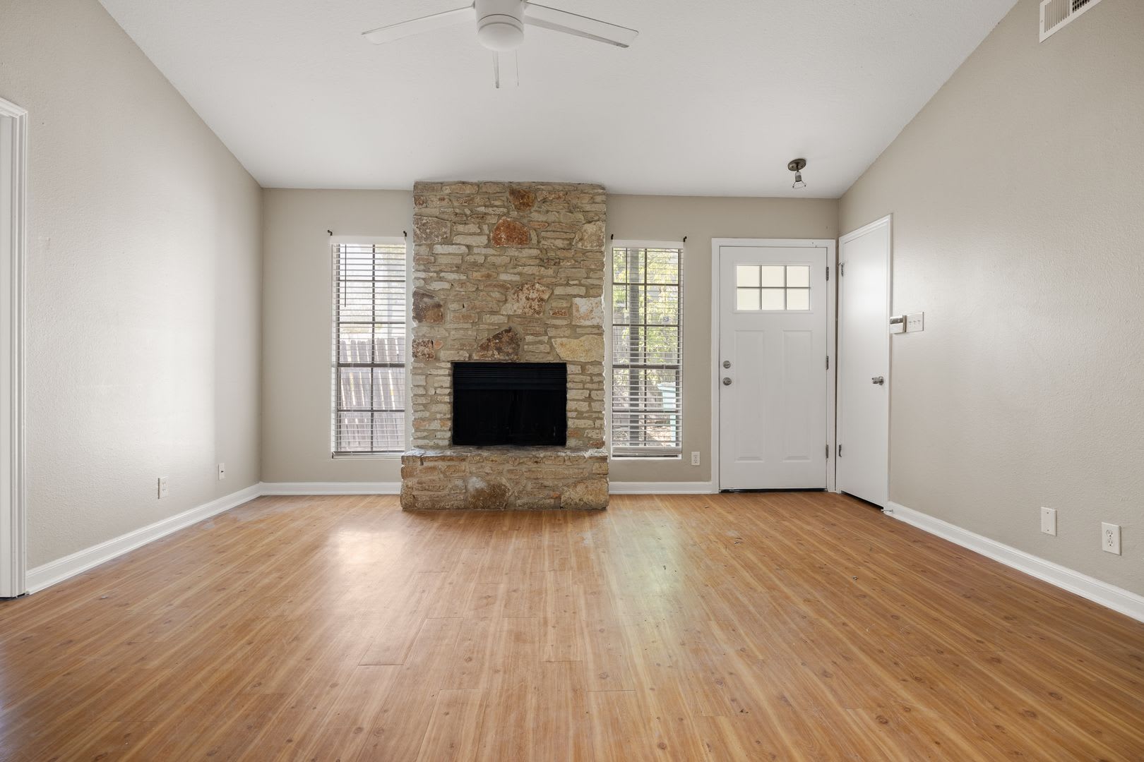Beautifully Updated 3-Bedroom Home with No Carpet & Private Fenced Yard in Round Rock – photo 3