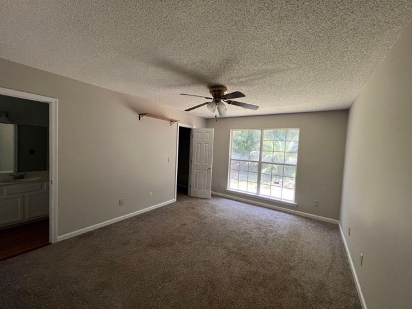3 bed / 2 bath home ~ Just minutes from Harbison Blvd. Available August 18, 2025. – photo 4
