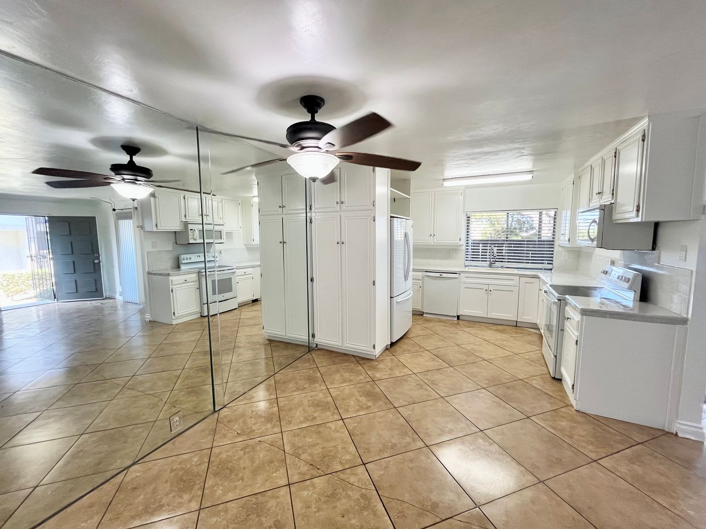 Spacious 3 Bedroom 2 Bathroom Town-Home with In-Unit Laundry, Pool and 2 Parking Spaces! – photo 2