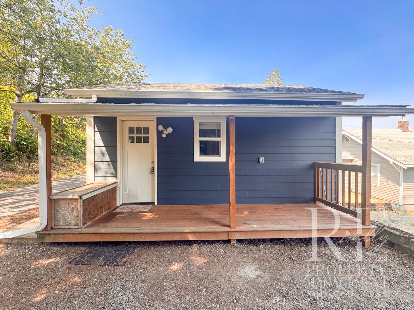 Modern Studio with Full-Size Kitchen Appliances, Covered Porch & Smart Storage – photo 3