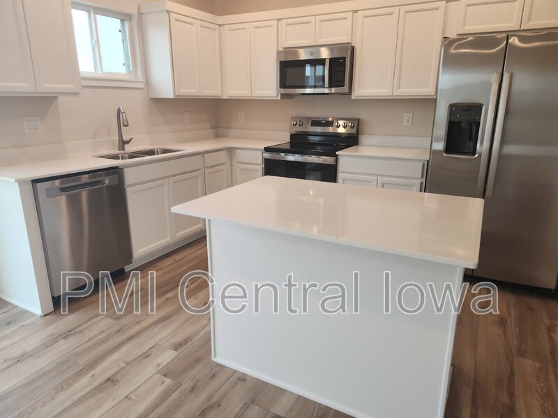 2940 Lund Street – photo 4