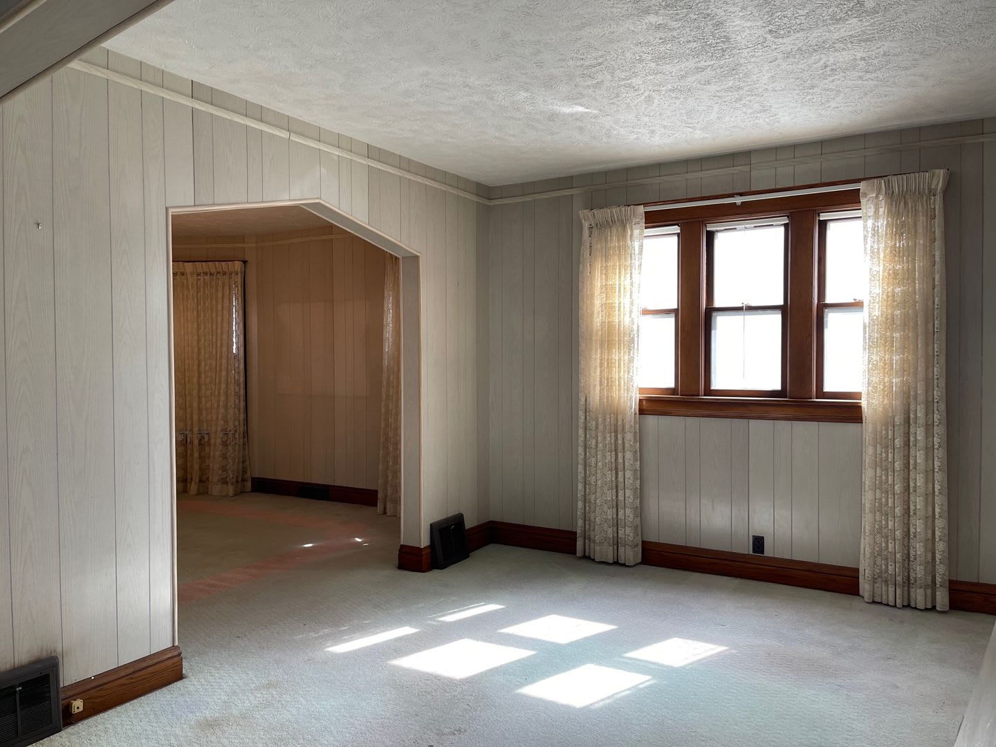 Cute & Retro 3 Bedroom Home in Midtown w/ Garage! – photo 2