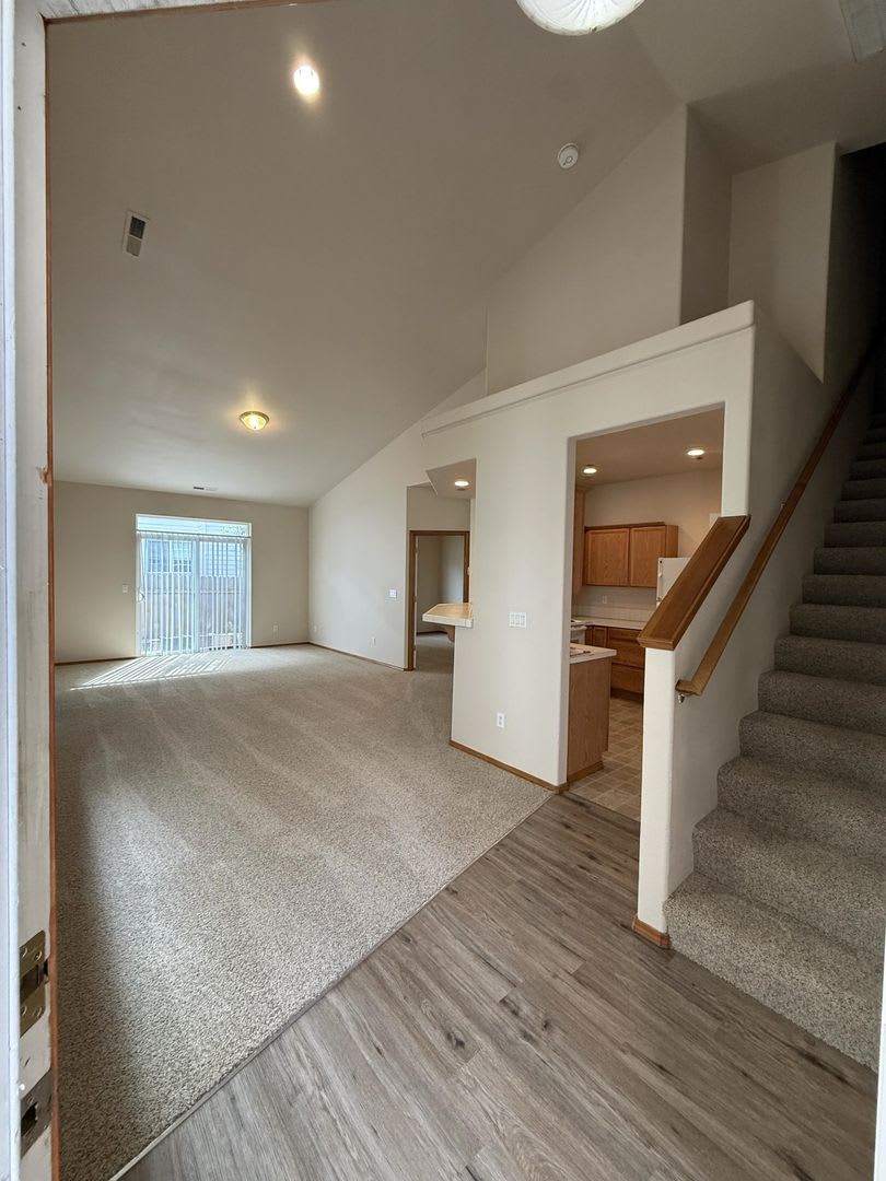 Spacious 3-Bedroom Vancouver Home with New Carpet & 2-Car Garage – photo 4