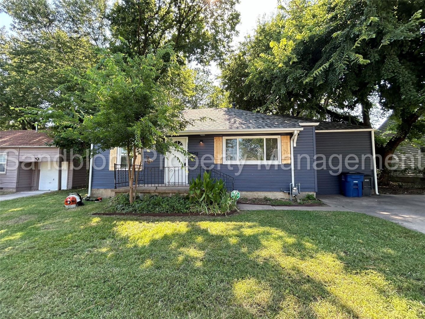 For Lease – photo 1