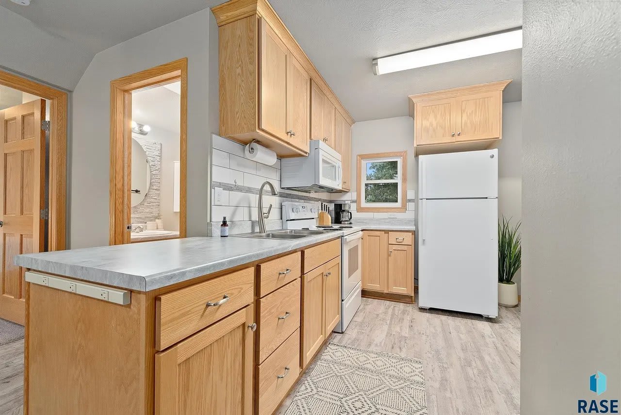 2517 South Duluth Avenue – photo 4