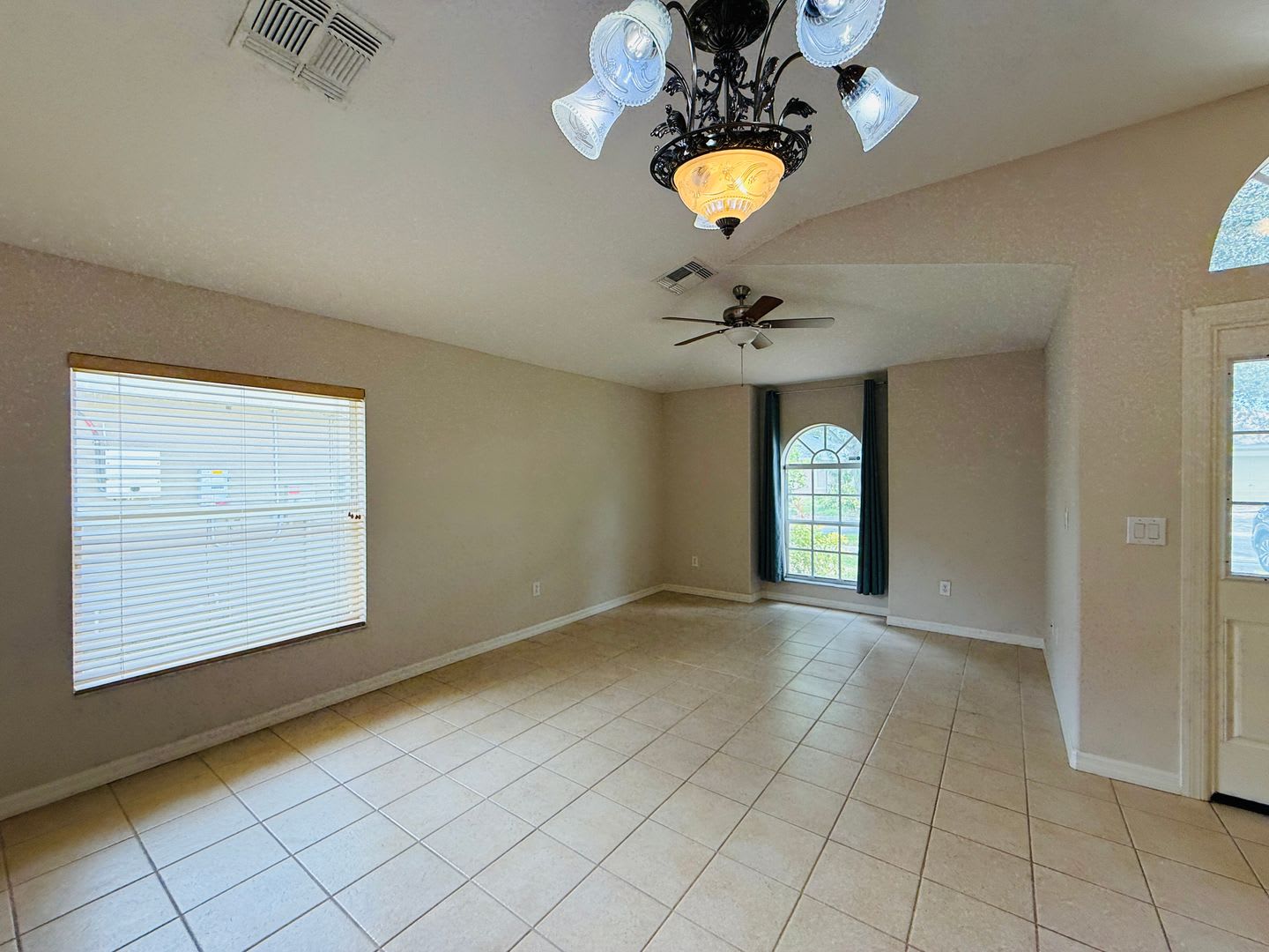 Beautiful 4 Bedroom Home For Rent – photo 2