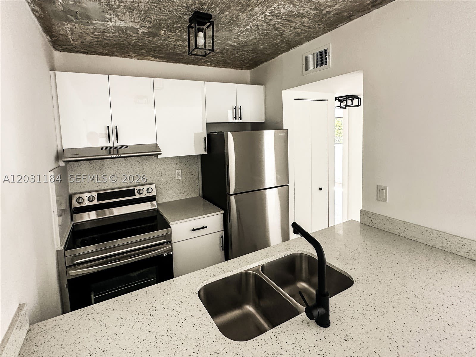 190 NW 69th St – photo 2