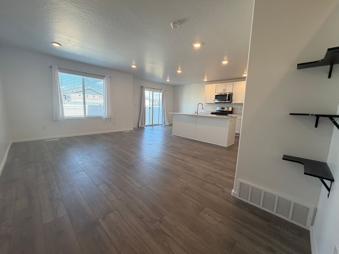 Beautiful Like New Townhome In Spanish Fork 4 Bed 3 5 Bath Finished Basement With Kitchen Available Aug 1 – photo 4