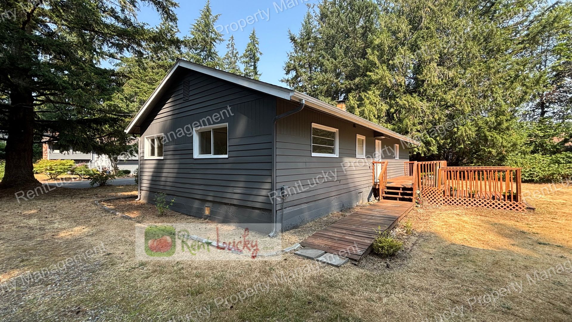 Nice 3-Bedroom House with Detached Garage on HUGE Lot in Renton!! – photo 4