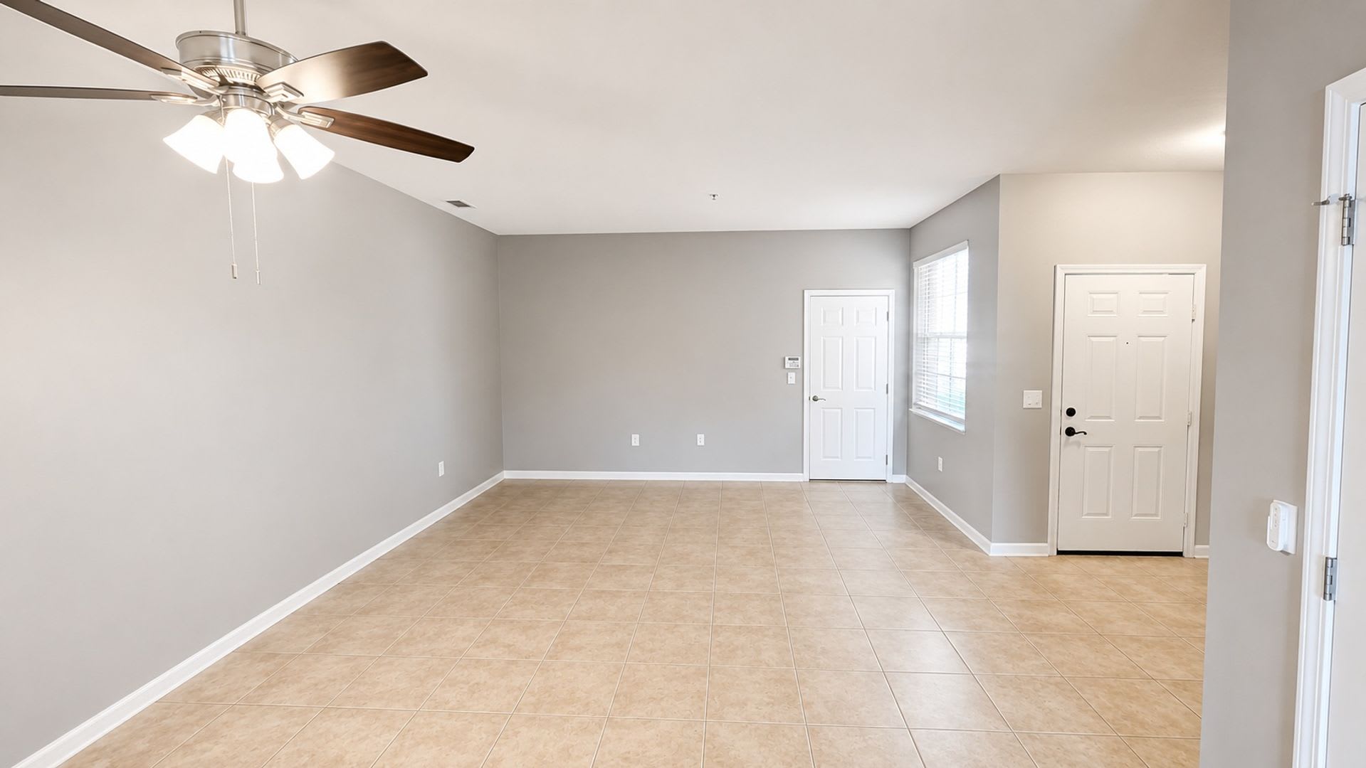 Annual Unfurnished 3-bed 2.5-bath townhome in Parkstone – photo 4