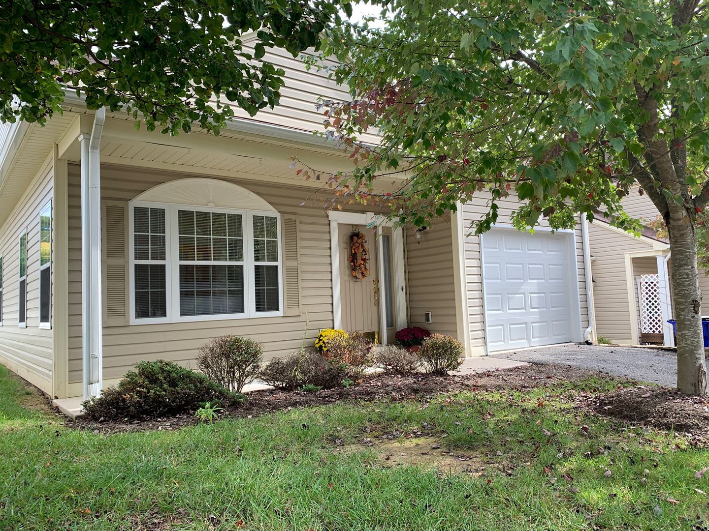 3 Bedroom, 2 Bath Townhouse End Unit with 1 Car Garage – photo 2