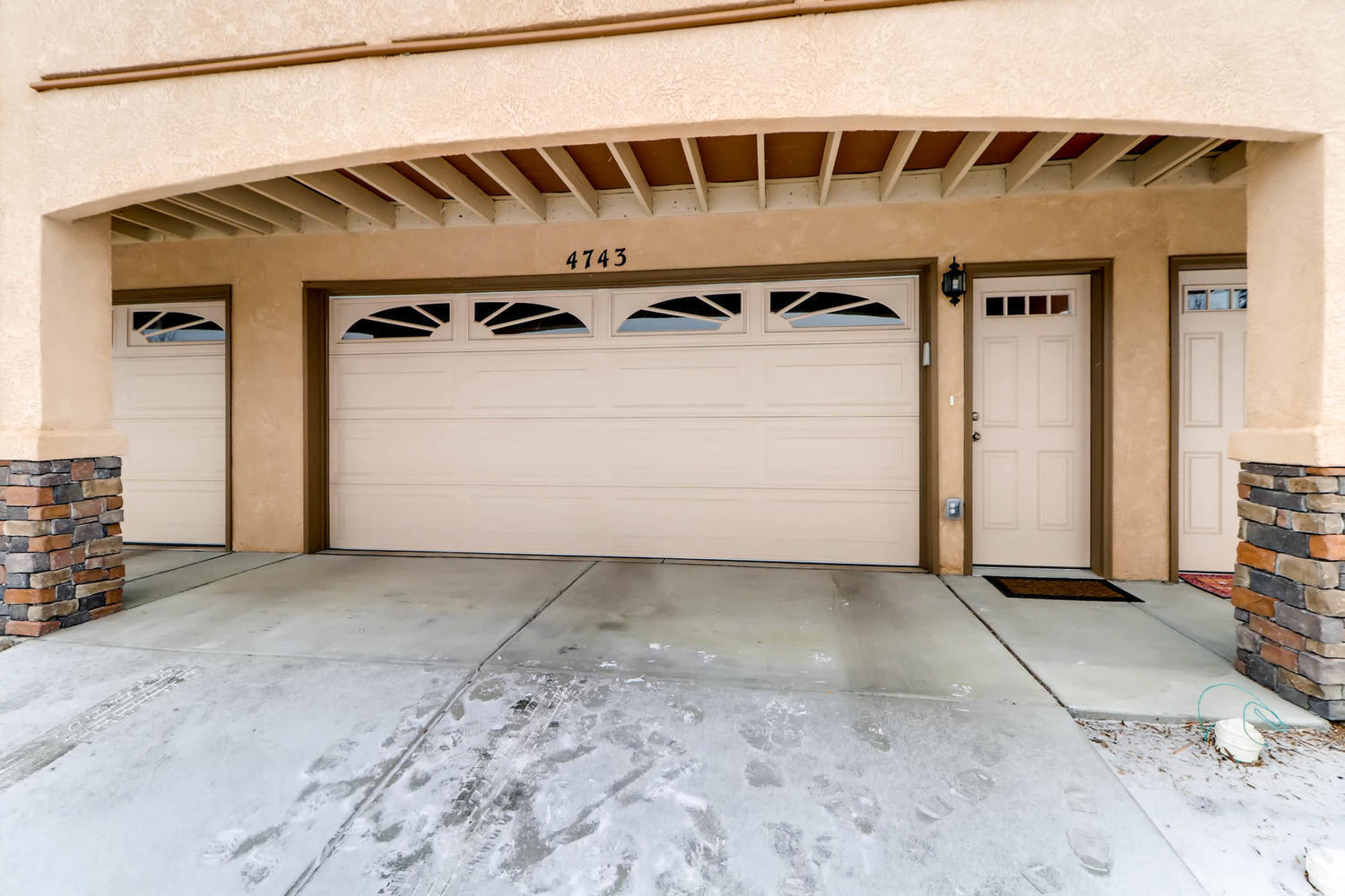 Beautiful 3 bedroom townhouse in gated community available! – photo 2